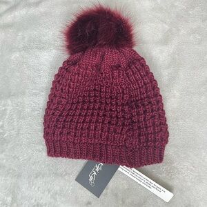 NWT Kyi Kyi Canada burgundy hat with Pom